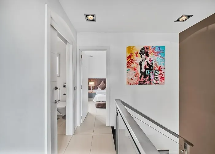 Luxury, Boutique Two-bedroom Modern Townhouse With Golf Views *