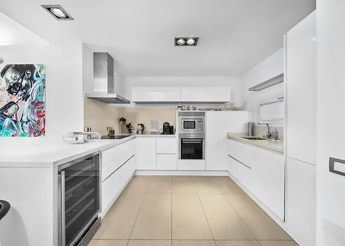 Luxury, Boutique Two-bedroom Modern Townhouse With Golf Views *